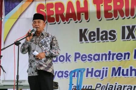 Bupati Harris Lepas Santri Ponpes Manbaul Maâ€™arif Langgam